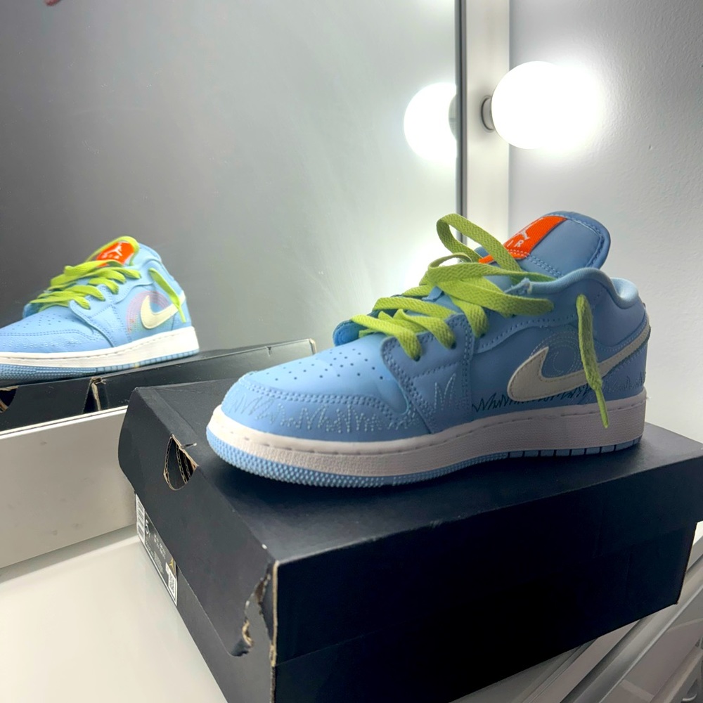 Air Jordan 1 low se GS SIZE 5Y - Picture 1 of 6